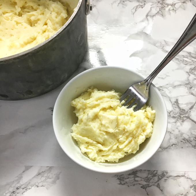 The best cooking tips to make the ultimate bowl of mashed potatoes! Healthy Kitchen Hacks at Teaspoonofspice.com